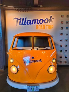 If you’re planning a trip to the Oregon Coast, the Tillamook Creamery is a must-see spot that’s truly one-of-a-kind. This famous creamery lets you dive into the world of cheese and ice cream with behind-the-scenes tours showing how their award-winning dairy products are made. You can taste fresh cheeses at the sample counter and enjoy delicious dishes made with Tillamook cheese, including grilled cheese sandwiches, mac & cheese, and stone-fired pizzas loaded with gooey cheese. The Food Hall is a