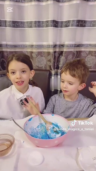 Vrei să înveți cum să faci slime acasă rapid și ușor? ✨ În acest tutorial îți arăt pașii simpli pentru a crea un slime perfect – elastic, pufos și colorat! 🖌️ Tot ce ai nevoie sunt câteva ingrediente pe care probabil le ai deja acasă. Urmărește clipul până la final și spune-mi ce culori ai ales! 🎥👩‍🔬 #slimeDIY #tutorial #ideideacasa #coplariefaragriji🥰🥰🥰 #experiment #dyislime #copii