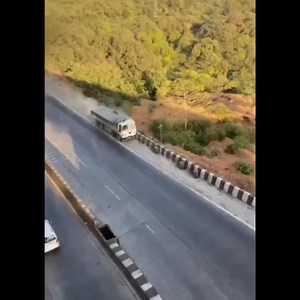 15K views · 194 reactions | The truck runs down the slope of Khandala ghat after break fails  Source : @punesthal @punesights | Pune Guide | Facebook