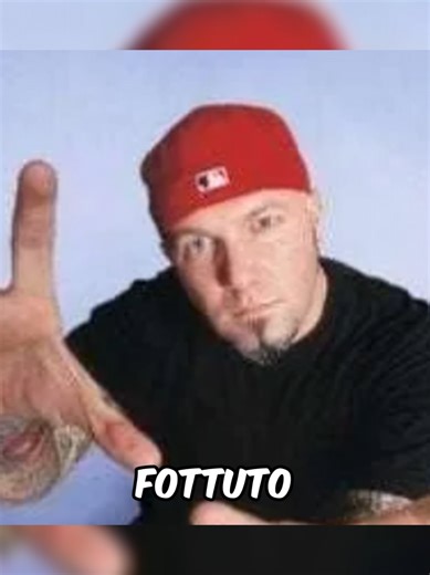 Dopo ore di delirio, il finale di Fight Club PS2 è… usare un telecomando. E come ricompensa? Fred Durst. No, non è uno scherzo. #angrywalt #fightclub #giochibrutti #playstation #xbox