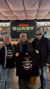 Liebe Crew von @extrabreit_band wir freuen uns darauf, euch in der Ritze Lounge zu begrüßen! Bis dahin hat Sven für euch den richtigen Stoff in Hagen dabei... 🤭 Und @eddy.kante hält schon mal die Frikadellen warm. 😜 #ExtrabreitBand #invitation #einladung #zurritze #kultkneipe #zurritzecurry #kultimbiss #hamburg #reeperbahn #kiez #stpauli #original #legende | Zur Ritze