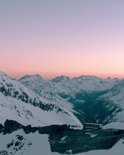 Entourée de sommets géants et de glaciers impressionnants, la cabane de Tracuit trône à 3256 mètres d’altitude. Depuis sept ans, Anne-Lise Bourgeois en est la gardienne et elle a moult anecdotes à raconter... | Switzerland