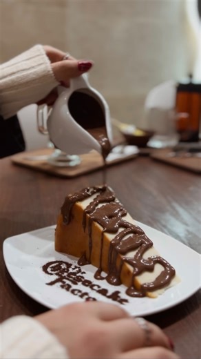 ‎آیدا💕|عکاس.ادیتور اصفهان_تهران‎ on Instagram‎: "😋بیا ببرمت یه جا که خوشمزه تر همه جا باشه 🤩چیزکیک فکتوری تو خیابون مشتاق ترکونده📍 . . #اصفهان #کافه_گردی #چیزکیک #کافه"‎