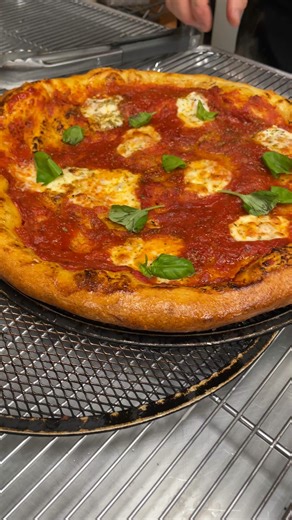 Vous devez absolument goûter une de nos délicieuses pizzas. Celle-ci est la margherita. Livraison de pizzas chez PizzaPaPa. Appelez-nous, commendez en-ligne ou commandez sur Uber Eats. #pizza #margheritapizza #PizzaPapa #pizzalovers #rosemont | Pizzapapa