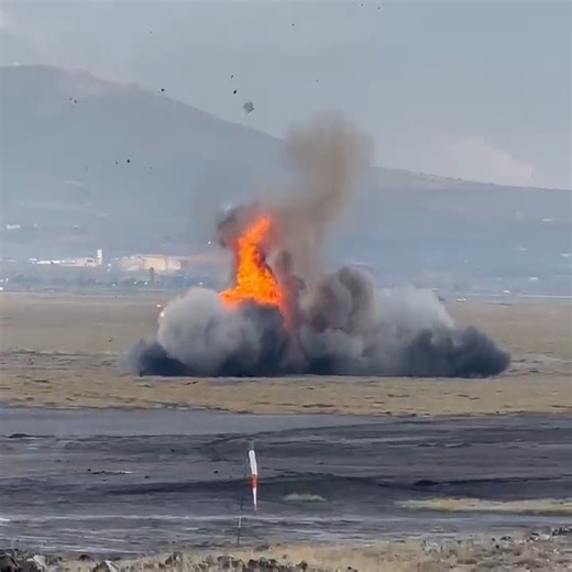 Baykar Bayraktar TB2 SİHA'dan atılan Roketsan MAM-L Mühimmatı'nın, hedefte oluşturdu etki... Öte yandan AKINCI TİHA'da kullanılan MAM-T mühimmatı, bunun katbekat fazlası etkiyi oluşturma kabiliyetine sahip. | savunmasanayist.com