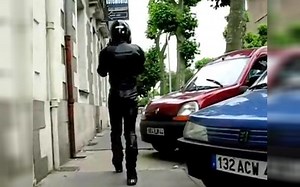 橡胶骑手戴头盔出门