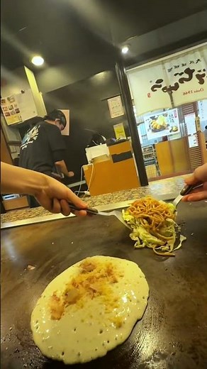 モダン焼きの作り方をご紹介します✨お好み焼きと焼きそばを組み合わせた、ボリューム満点の一品！旨みたっぷりです🤤 #鉄板焼き #美味しい #モダン #料理動画 #お好み焼き