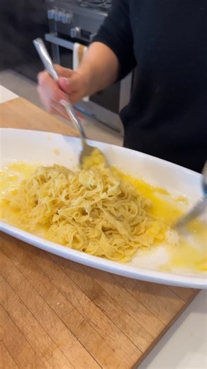 What happens when you combine the World’s Best Butter with the King of all Cheeses wrapped in delicate homemade fettuccine? Literal heaven. Fettuccine Alfredo contains no heavy cream, just a beautiful emulsion of butter, Parmesan and starchy pasta water. It was invented in Rome in 1908 at Il Vero Alfredo, where they’ve been tossing it together table side for over 100 years. To make it yourself, head to @thecheesestoreofbeverlyhills for the best ingredients: Maison Bordier Beurre de Baratte and P