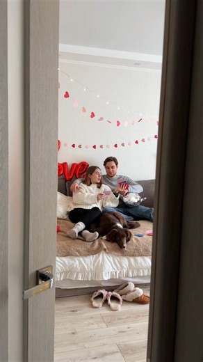 ЗЛІПКИ РУК 3D / НАСТІЛЬНІ ІГРИ / КАЛЕНДАРІ / КНИГА ПОБАЧЕНЬ on Instagram: "Зберігайте ідею подарунку до Дня закоханих 💗 Гра, яка зміцнить ваші стосунки, адже щирі розмови – це не просто важливо, це база 🙌🏻 Гра «Поговоримо наодинці» – це 200 карток із запитаннями, що відкривають нові теми, глибші сенси, чесні діалоги. Ціна гри – 399 грн, замість 699 грн Замовляйте через Директ 💌"