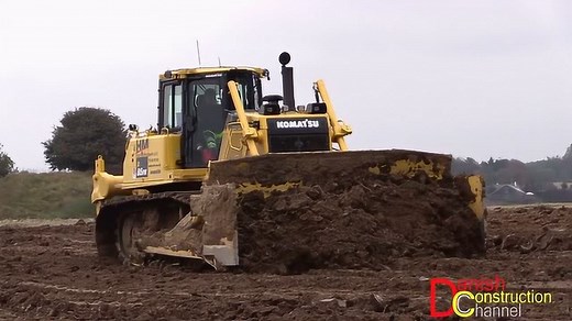 实拍小松大型推土机作业