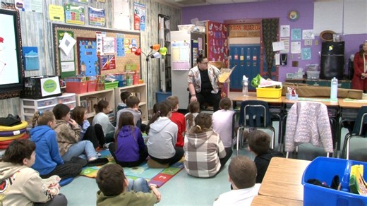Shinnston American Idol star reads books to elementary students