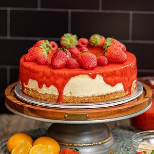 Classic New York Cheesecake with a smooth strawberry sauce! The ultimate recipe! Full recipe: https://www.luisabakes.com/post/new-york-style-cheesecake #cheesecake #recipe #newyorkcheesecake | Luisa Bakes