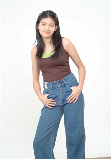 Yang ke-checkout bukan cuma jeansnya… orangnya juga boleh gak sih? 😍👀 ft. DAYOFF 375, PLAYDATE 651, GET LOW 500 - TB/BB 168/53 #jiniso #jinisoemangkeren #Basmalah #highwaistloose #baggyloosejeans