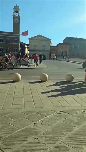 Pisa, caroselli sul lungarno