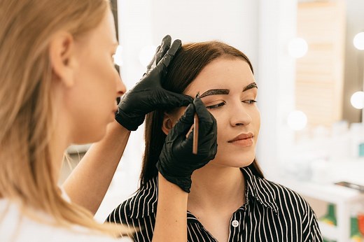 Teinture des sourcils : à la maison, en institut, avant-après... Ce qu'il faut savoir