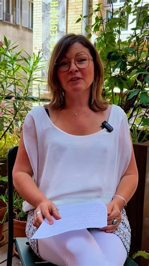 En Ayurveda, chaque aliment porte des saveurs (rasa) qui agissent directement sur le corps, l’esprit et les doshas (Vata, Pitta, Kapha). Pour une alimentation harmonieuse, on cherche à intégrer ces 6 saveurs au cours d’un même repas : Sucré (Madhura) – nourrit, apaise, régénère Acide (Amla) – stimule la digestion, réchauffe Salé (Lavana) – hydrate, favorise l’absorption Amer (Tikta) – détoxifie, clarifie l’esprit Piquant (Katu) – active le feu digestif, réchauffe Astringent (Kashaya) – resserre,