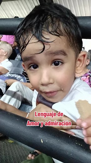 El mayor admirador de su hermano mayor.. Traducción: Vamos Thiago, Vamos con todo💪 A ganar! Amo tú 🥹❤️ Jonás Adoraaa a su Thiago ❤️