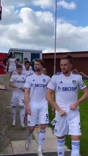 That kit tho!😍💛💙 #lufc #leedsunited #leedsunitedteamsupporters #mot #leeds #football #goals #lufcforever #marchingontogether #fyp #adidas #ayling