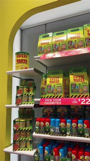 Is this @itsugar_official or is this heaven??? #toxicwastecandy #slimelicker #slimelickers #itsugar #itsugarinlasvegas