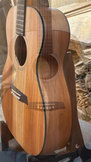 We 💚 🇵🇭 Mahogany! 🌳 This all-Philippine Mahogany OM (Orchestra Model, aka OOO) is part of our first ever, limited batch prod guitar release. Sort of historic for us, actually 😊 We only made 14. She’s one of one. And one of the last two that are still available. (The other’s her twin, Sunburst). She’s a perfect way to spend that hard-earned Christmas bonus 🎄🎁 PHP29,999 shipping #alamaguitars | ALAMA Guitars