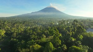 Viaje en dron sobre la isla de Java: la belleza indonesia al descubierto