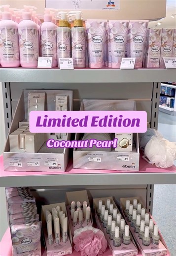 Können eure Hände aktuell auch einen kleinen Spa-Moment vertragen? 🧖‍♀️✨ Dann ist diese Limited Edition für euch 🥰 Der zarte Duft nach Kokos versetzt uns selbst im Winter ein bisschen in Urlaubsstimmung 🥥😍 Wirkstoffe wie Sheabutter, Squalan und Perlen-Extrakt pflegen trockene Hände wieder geschmeidig zart 🫳🏻💖 #balea #limitedition #coconutpearl #neubeidm #handpflege