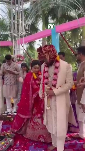 Tare hain barati👩🏻‍❤️‍👩🏻#treval #weddingdress #wedding #saatfare#viralsong #Guptaswedding♥️💘🎊🌺💐