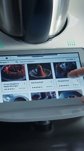 Cookidoo® es la plataforma oficial de recetas de Thermomix®😎 En ella encontrarás decenas de miles de recetas que podrás cocinar de manera guiada en tu Thermomix®💚 ¡Guarda tus recetas favoritas, crea las tuyas, y obtén listas personalizadas de ingredientes para hacer tus compras!🛒 ¿Ya renovaste tu suscripción? ¡No dejes pasar más!⏳ | Thermomix México