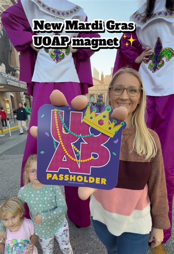 Swing by one of these pickup locations while supplies last: 👑 UOAP Lounge (Islands of Adventure) | 11am–4pm 👑 The Tonight Shop (Universal Studios Florida) | Park open-close Grab yours, add some Mardi Gras flair to your ride, and keep the celebration going at Universal Orlando today! ✨🎶