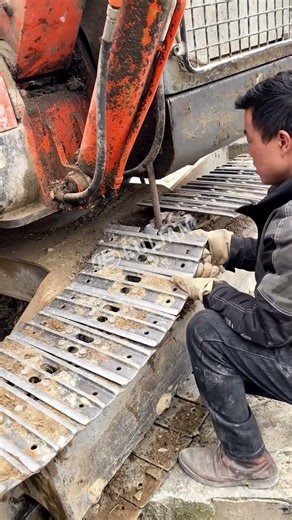 How to Connect Excavator Tracks Properly #excavatorfun