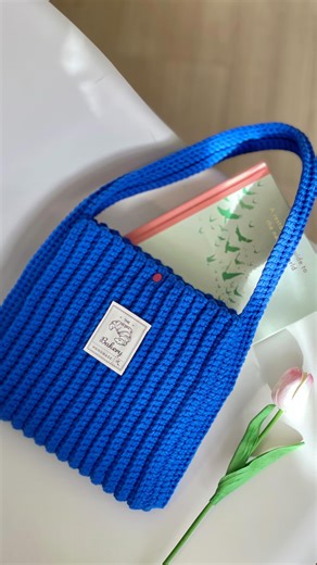 Vi Crochet 🍓 on Instagram: "Simple Crochet Bag 💙✨☁️ ~Check out the tutorial link in my bio😊 #crochet #crochetbag"