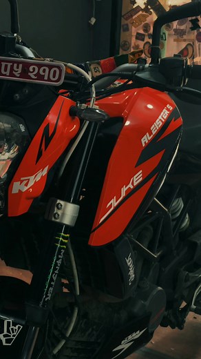 Custom decals installed on duke 200 #wsnstickersnp #wsnwraps #bikesticker