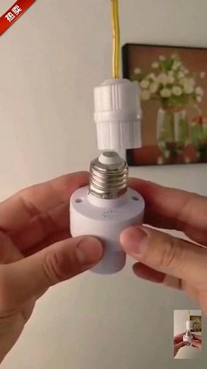 💡🔄 Douille à détecteur de mouvement E27 – Éclairage intelligent, sans câblage ! 🏠✨ 🌟 RENDRE CHAQUE LAMPE SENSIBLE AU MOUVEMENT EN QUELQUES SECONDES ! Vissez simplement cet adaptateur intelligent dans une douille E27, placez votre ampoule et profitez d'un éclairage automatique lorsqu'un mouvement est détecté – pas besoin d'électricien ! ✅ POURQUOI CHAQUE MAISON EN A BESOIN : ✔️ ANGLE DE DÉTECTION LARGE DE 120° – Couvre des pièces ou des couloirs entiers 📏 ✔️ MINUTERIE RÉGLABLE (5 sec. – 10 m