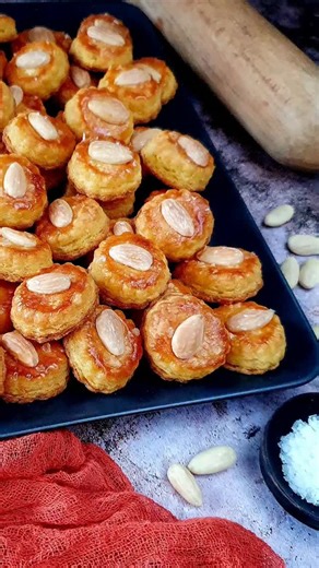 Silvestr🍾🥂 nám klepe na dveře a tak vám chci připomenout jeden fantastický retro recept na slané pečivo, který potvrzuje, že v jednoduchosti je krása. Jen pár surovin a během chvilky, vytvoříte vynikající, křehoučké pečivo, které se, doslova, rozplývá v puse a provoní vám celý dům. Můžete vykrajovat libovolné tvary a zdobit dle vlastní fantazie (sezam,vl.ořechy, mák, mandle, slun.semínko, kmín) Toto pečivo můžete uskladnit v uzavíratelné krabičce a vydrží 14 dní. Vyzkoušejte, určitě si tento r