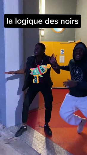 on a peur de la pluie mais pas des coups de feux 😭 w/ @chocolat.js INSTA : ANGE_MSG #noir #humour #comedie #logique