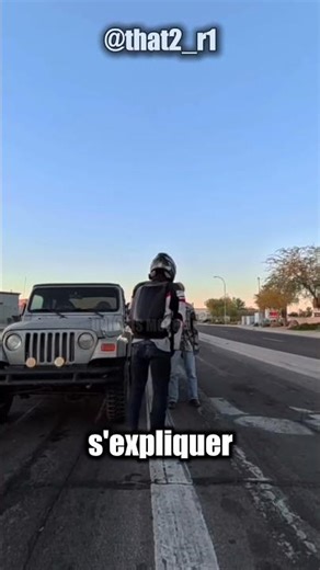 Un conducteur de Jeep cherche les ennuis avec le mauvais motard 😤 (@that2 r1/IG)