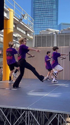 MADKID: 日本のボーイズバンドのパフォーマンス