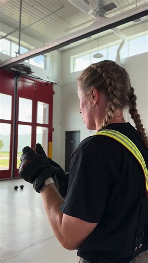 LOUISE | Responding Strong on Instagram: "So you want to workout like a first responder in the new year? Here’s the blueprint: Strength days don’t have to be your typical “bro” workout but you should have some foundational movements that you are progressively overloading week on week. Think full body compound movements and movements that translate to on-scene tasks. Cardio, because cardiovascular events are the number 1 killer of firefighters on scene 👀 look after your heart pls HIIT is a great