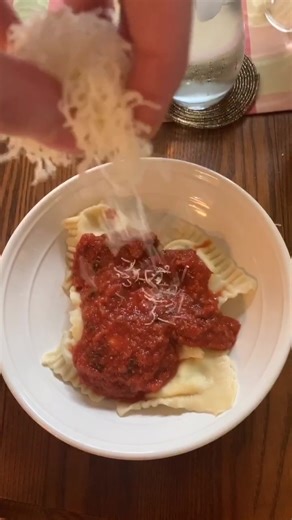 Homemade ravioli 🇮🇹🇮🇹😋😋 mama was so excited to use the automatic pasta roller 🤣🤣