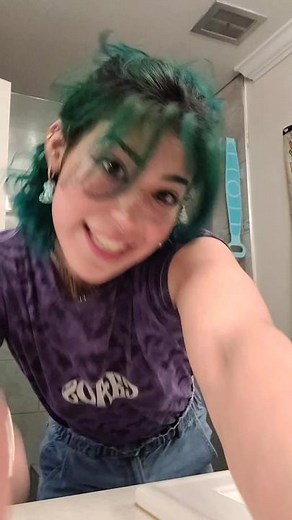 Green Hair Showcase: Bathroom Flexing and Style