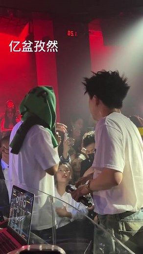 @Capper不戴帽子 #capper #现场版live #笨蛋帅哥 开盆不知道怎么样但是张砚拙能处 有事这小子真叫爹🙊,rr不戴帽子- 抖音