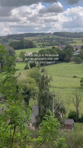 Inge deelt: 🚆🥾 De Dutch Mountain Trail – bergwandelen in Nederland! Inge laat zien dat je helemaal niet altijd naar de Alpen hoeft voor een stevige hike. “🇳🇱 In Zuid-Limburg vind je de Dutch Mountain Trail: een 101 km lange wandelroute met 2000 (!) hoogtemeters die de seven summits van Nederland met elkaar verbindt. 🏞️ Heuvels met uitzichten, wijngaarden, vakwerkhuisjes en bourgondische pauzes onderweg – alles zit erin. 🌳🍷” 🥾 Let op: de Dutch Mountain Trail is niet bewegwijzerd. Koop een