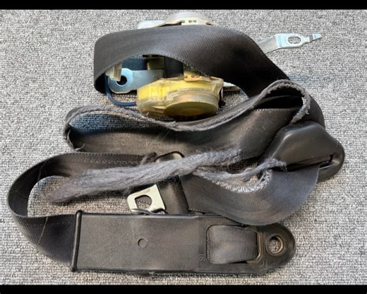 Leather Custom FIRST official on Instagram: "80スープラ シートベルトレストア事例 解れ…というか、繋がっているのが凄いなってレベルの傷みです。当然ですが車検合格は無理ですね。 この年代のお車の悩みは、すでにパーツが製廃になっている事ではないでしょうか？ アフターパーツで代替え出来るパーツなら良いですが、シートベルトはそうはいきません。 また、粗悪なベルトが流通しているのを陸運局も把握しており、【正式な保安基準適合証明書】の提示を求められる事も増えています。 もちろん、Firstのシートベルトは問題無いのでご安心下さい。 重要 タグの移植のみ、海外の証明書では保安基準を満たしている証拠にはなりません。事故時の安全も担保されない製品ですので、安全の為ご使用はお止め下さい。 #シートベルト #シートベルトレストア #シートベルト巻き替え #80スープラ #スープラ #leathercustomfirst #leather #custom #firstleather_custom_first #静岡 #富士 #静岡県富士市 #革巻き #革巻き加工