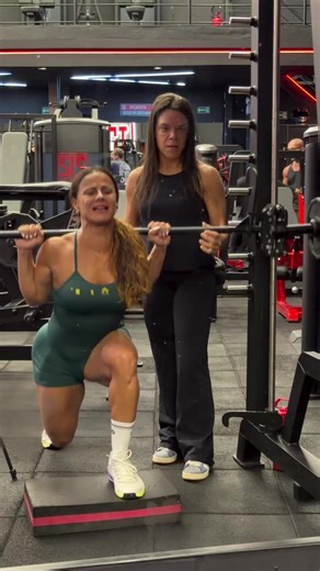Treino de Bíceps e Quadríceps em Casa com Viviane Araujo