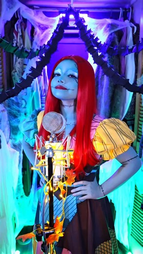 Esto Es Halloween! En covers de closet. Está canción fue muy difícil musicalmente. Todas las voces somos @mefistomelies y yo, nos tardamos al rededor de 10 horas haciendo todos los coros. Cambiamos la letra, la tradujimos al momento para que se pareciera más a la versión en inglés. Las músicos rifadisimas por aprenderse algo tan difícil tan rápido. Violin: @alicia.hdz Acordeon: @valentina.rascon Producción musical: @mefistomelies #cover #thisishalloween🎃 #halloween | Any Cemar