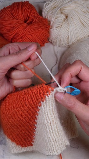 Intarsia Beanie 🧡🤍 اسم کلاه: #کلاه_اینتارسیا آموزش این کار هزینه‌ای هست. #بافتنی #بافتنی_دومیل #کلاه_بافتنی #دستبافت #knitwear #beanie #knitting #stricken | Mojis Pot