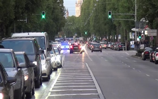 感受一下德国POLIZEI紧急出警时的霸气