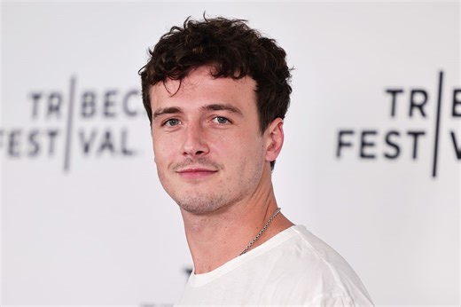 Es hijo de un famoso actor, pero decidió cambiarse el apellido para honrar a su madre que murió de manera trágica