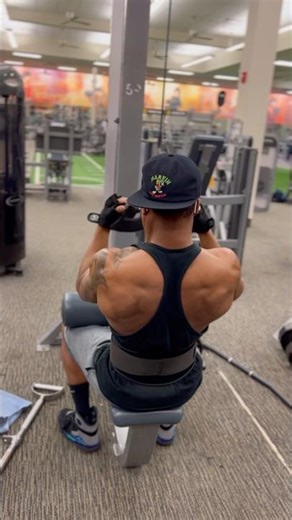 💪🏾 Lat Pulldowns w/ close grip MAG handle (Supinated grip) #latpulldown #backday #levels