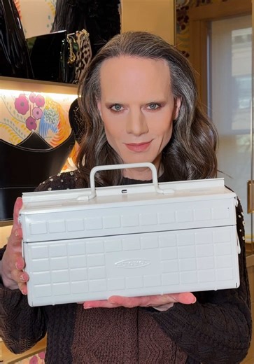 Discover the Closet kIT: The Hottest New IT Bag